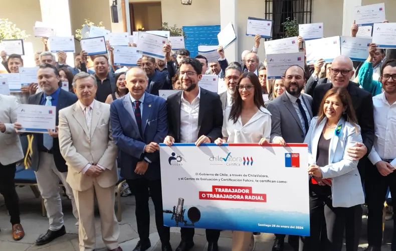 Ceremonia de certificación de competencias laborales reconoció a trabajadores radiales en La Moneda